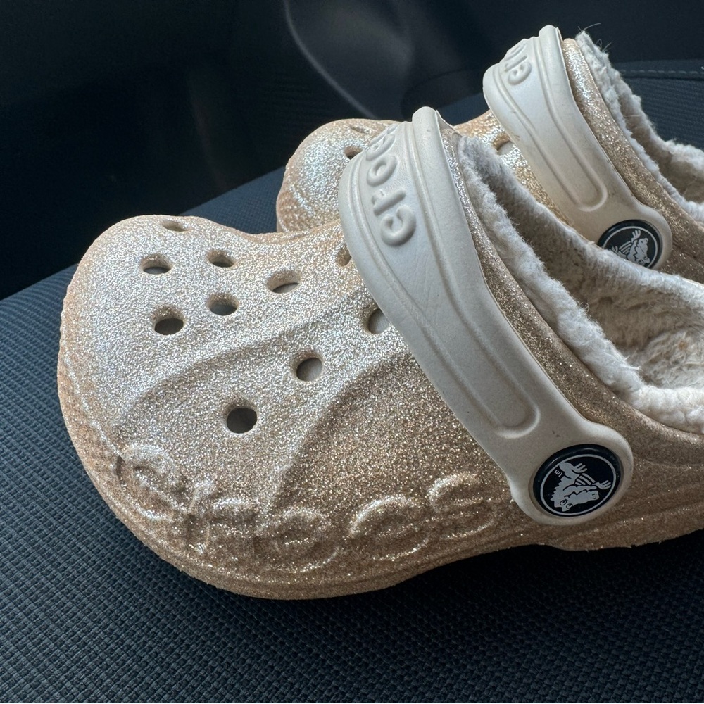 CROCS Little Girl’s Golden Clogs With Lining Size 6 glittery sparkly feminine - Picture 2 of 6